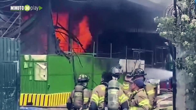 Bomberos controlaron un incendio que afectó chatarrería en Puente Aranda, Bogotá