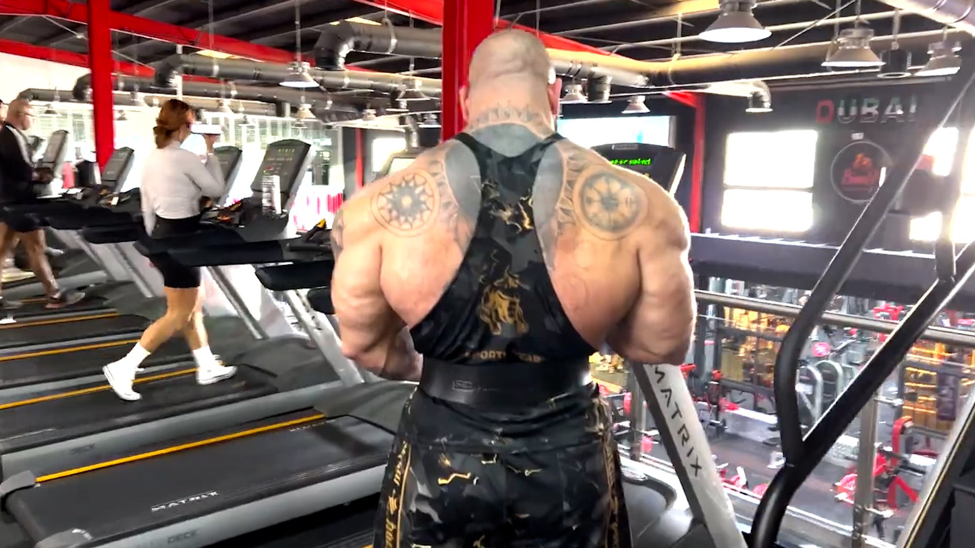 Illia Gollem era un culturista checo muy famoso en las redes sociales por la brutal dieta que segu�a para tratar de ganar m�s y m�s masa muscular. Sus ingestas de alimento llegaban a sumar unas 15.000 calor�as diarias. Este mi�rcoles se ha informado de su fallecimiento a la temprana edad de 36 a�os.

Conocido como 'The Mutant', este hombre de 1,85 metros de altura que lleg� a pesar 165 kilos, ten�a muchos seguidores a los que desaconsejaba seguir su forma de vida por lo temerario que resulta someter al cuerpo humano a tales ingestas cal�ricas. En su canal de YouTube, el checo lleg� a reconocer que en un solo d�a consumi� 108 piezas de sushi, dos kilos y medio de filetes, 14 tortitas de avena con sirope de arce y 1.600 gramos de arroz.