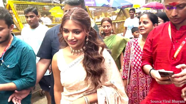 Isha Malviya, Jiya Shankar & others Offer Prayers at Lalbaugcha Raja | Ganesh Chaturthi Celebrations