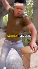 Il brise des pierres avec ses mains