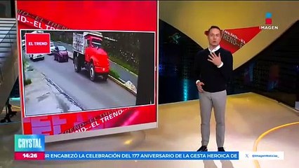 VIDEO: Camión invade carril ajeno y choca contra otra unidad