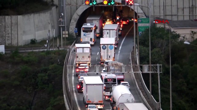 Zincirleme tır kazası otoyolu felç etti! 10 kilometrelik kuyruk oluştu