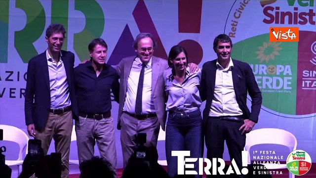 La foto di gruppo con Schlein, Conte, Bonelli, Fratoianni e Magi sul palco della festa di Avs