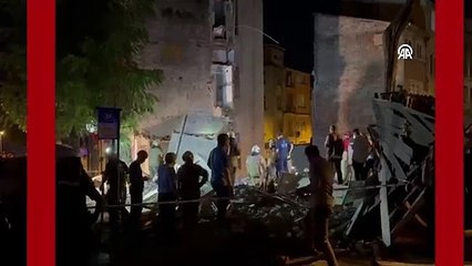 Fatih'te, 3 katlı metruk bina çöktü!