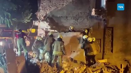 Fatih'te 3 katlı bina çöktü: Yoldan geçen bir kişi yaralandı