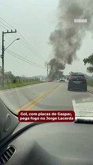 Carro pega fogo na Jorge Lacerda