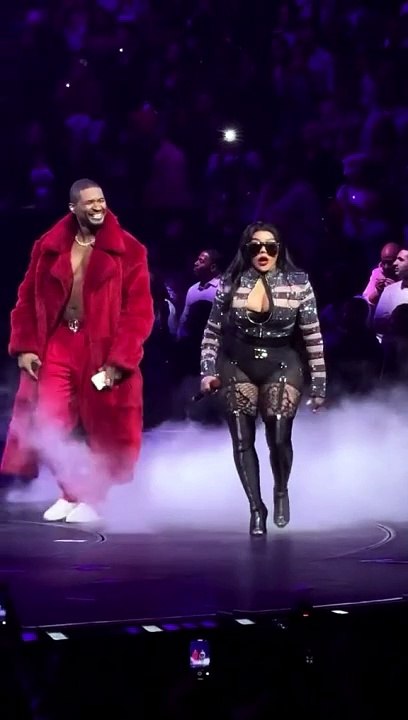 Usher brought out Lil Kim during his concert in New York. 