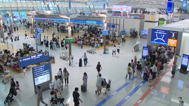 '연휴 전날' 인천공항 북새통... 고향 대신 여행! / YTN
