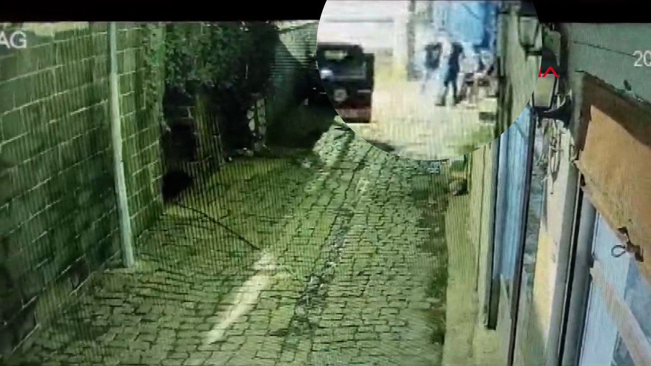 Polis memuruna bıçakla saldırıp, yaraladı; o anlar kamerada
