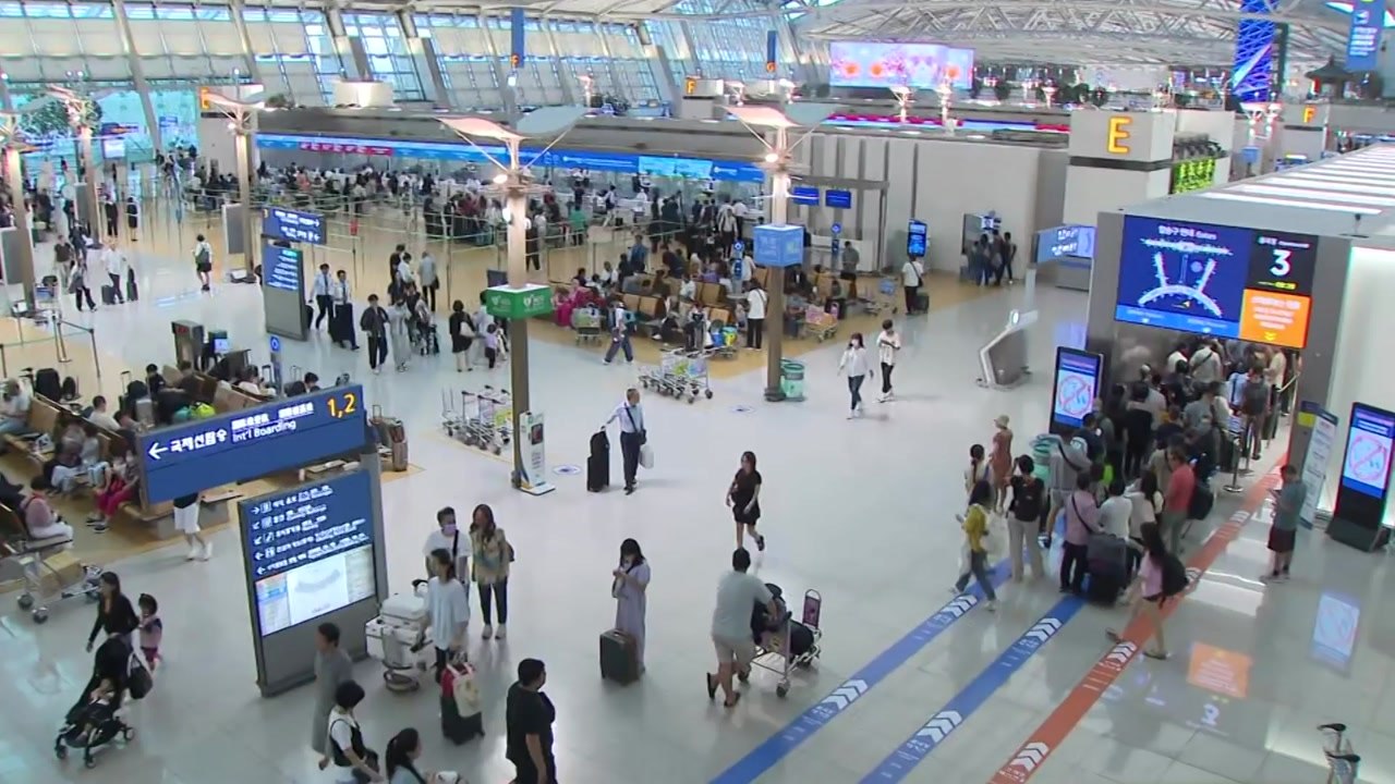 [YTN 실시간뉴스] 이른 귀성길 시작...기차역·공항 '북새통' / YTN