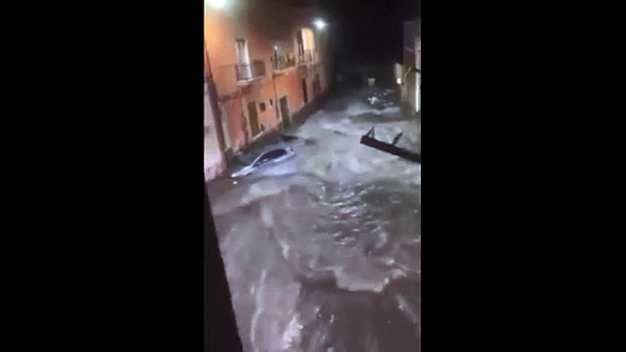 Bomba d'acqua a Torre del Greco: le strade come fiumi