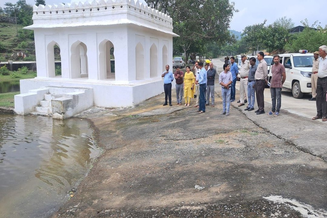 कलक्टर पहुंची चारभुजा, मेले की तैयारियों का लिय...