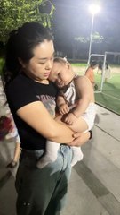 Cute baby - Dia masih sangat lincah sekarang, tapi dia layu saat dipeluk oleh bibiku. Dia merangkak ke pelukan orang, karena takut mereka akan melepaskannya