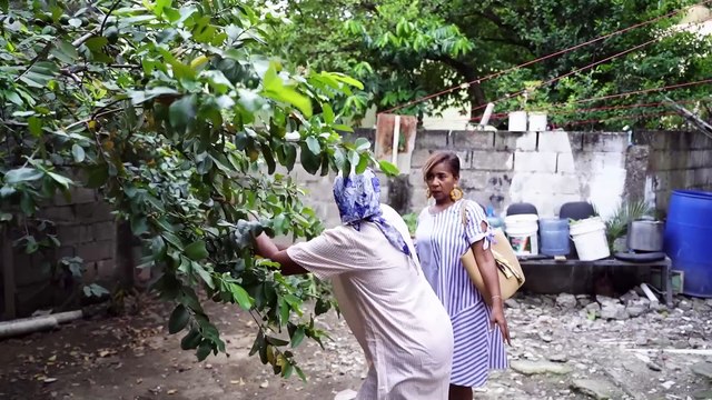 En el día de las madres Hija quiere compensar a su madre con regalos costosos final inesperado