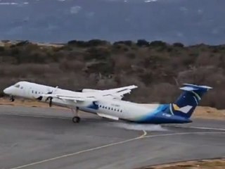 Bruchlandung: Flugzeug knallt mit dem Heck aufs Rollfeld