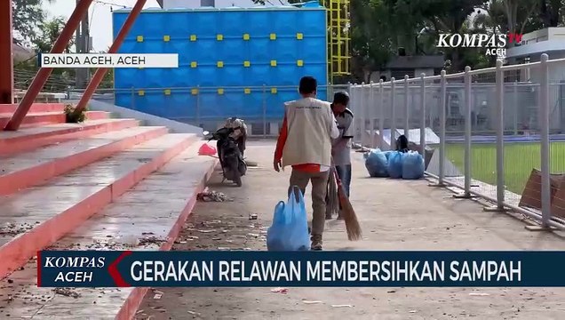 Relawan Ini Bersihkan Sampah Sukarela Usai Laga Bola PON XXI di Aceh
