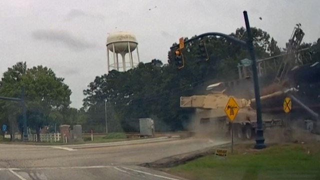 Un tren de mercancías arrolla a un camión que transportaba un tanque