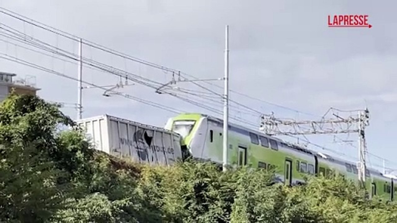 Milano, treno passeggeri urta container sui binari: le immagini