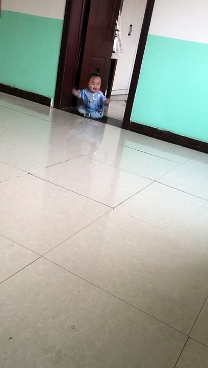 Cute baby - bayi lucu itu membersihkan lantai dengan pantatnya