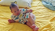 Cute baby - Postur setengah berbaring bayi usia 6 bulan ini mempesona, mau duduk atau tidak, dia bisa menyesuaikannya dengan gerakan kecil
