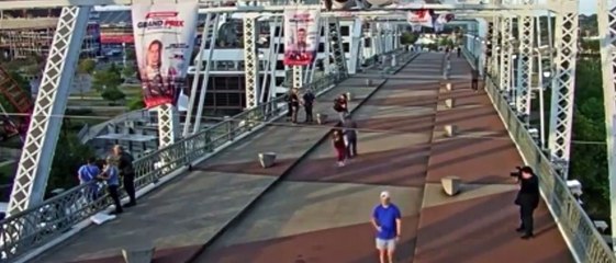 La vidéo spectaculaire de Jon Bon Jovi qui sauve la vie d'une femme prête à sauter d’un pont