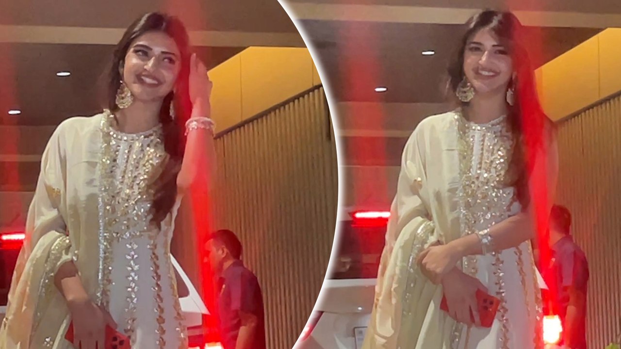 Sreeleela Wows in Elegant Ethnic Wear, Spotted At Kartik Aaryan's Ganpati Celebration In Mumbai