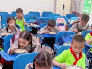 Cute baby - momen lucu ketika bayi sedang makan