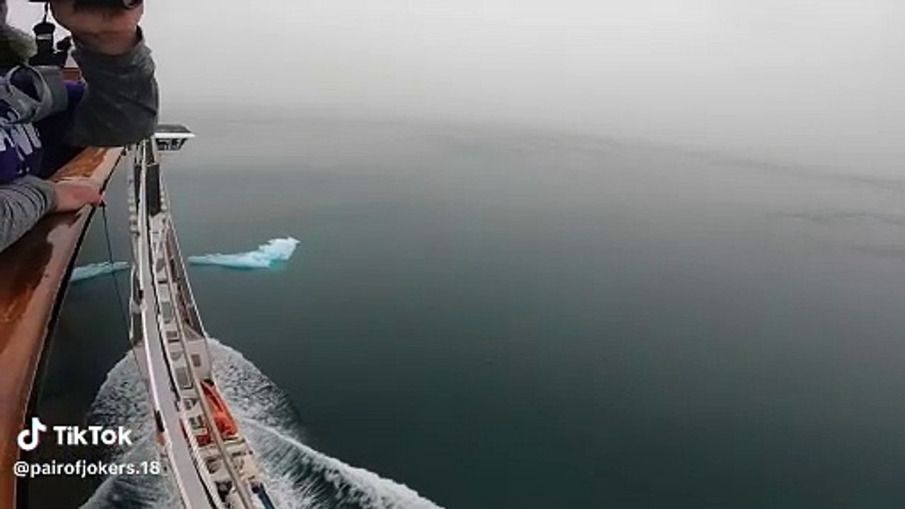 Nave da crociera urta un iceberg, lo scioccante racconto dei passeggeri