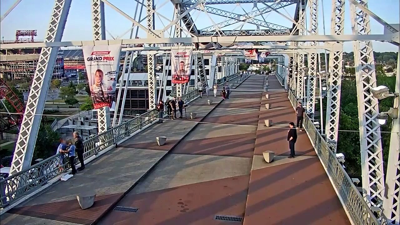 Le chanteur Bon Jovi sauve une femme qui veut sauter d'un pont