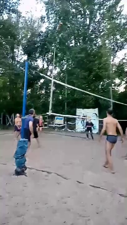 Beach-volley, un joueur a frappé le ballon hors du filet, mais le second n'a pas reçu le ballon.