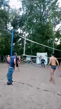 Beach-volley, un joueur a frappé le ballon hors du filet, mais le second n'a pas reçu le ballon.