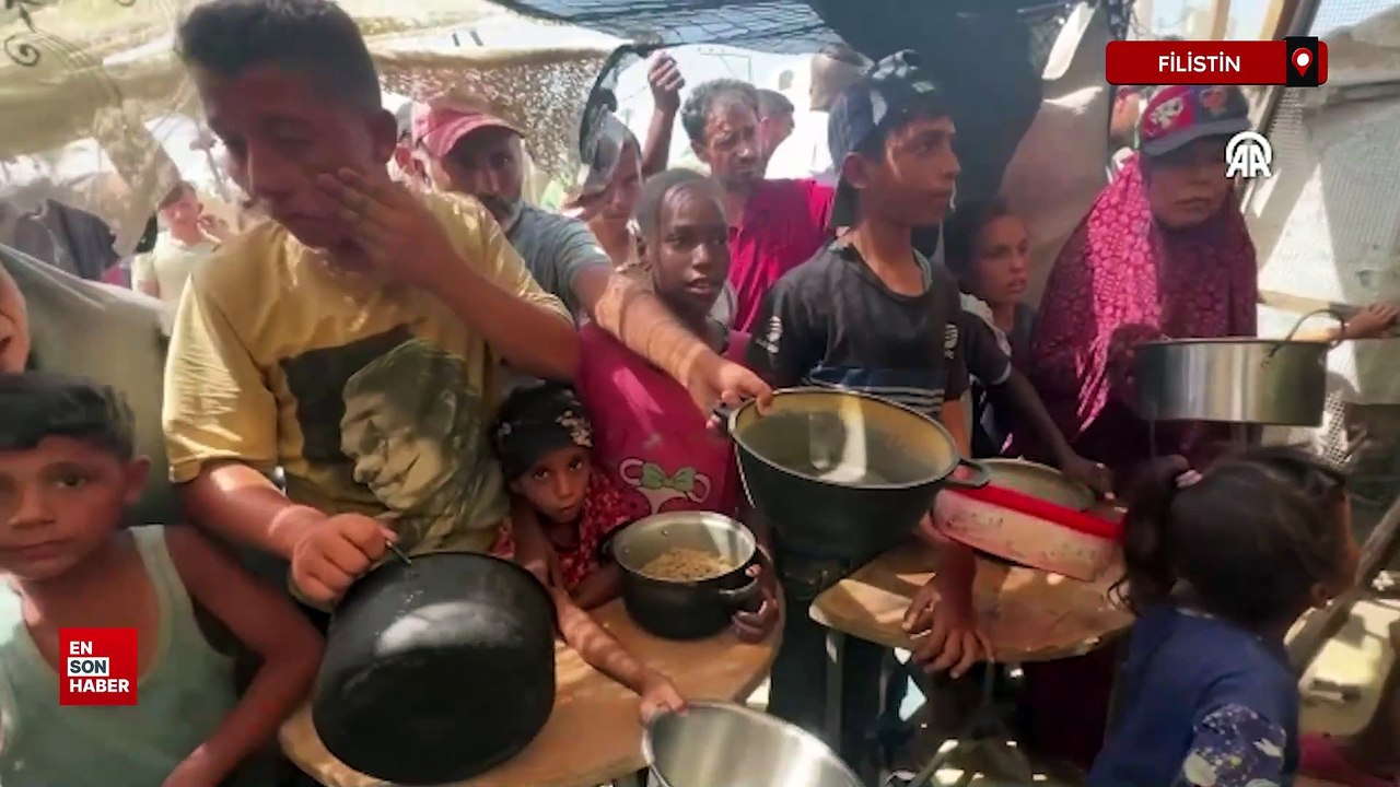 Gazze'de yerinden edilmiş Filistinlilere sıcak yemek dağıtıldı