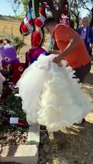 Narin'in Mezarına Okul Önlüğü Bırakılıyor