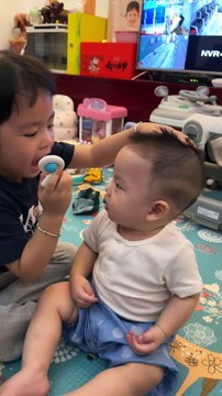 Cute baby - Kakak perempuan itu menampar kincir angin di dahi adik laki-lakinya, dan suasana hati sang adik akan berubah namun ia mulai bergoyang mengikuti perputaran kincir angin tersebut