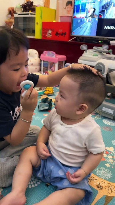 Cute baby - Kakak perempuan itu menampar "kincir angin" di dahi adik laki-lakinya, dan suasana hati sang adik akan berubah namun ia mulai bergoyang mengikuti perputaran kincir angin tersebut