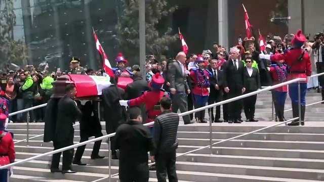 El expresidente Fujimori recibe honores de Estado al ingreso de su velatorio en Lima