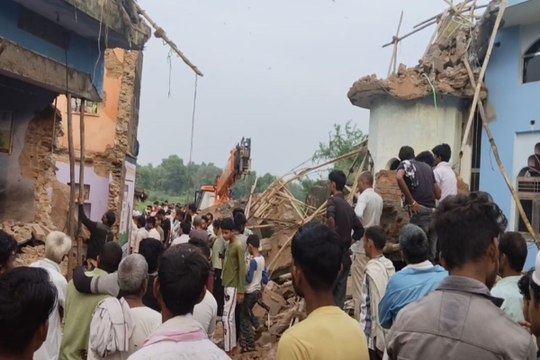 यहां बारिश से गिरी निर्माणाधीन मस्जिद की मीनार, मलबे में दबकर बुजुर्ग की मौत