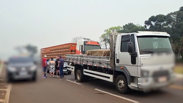 Engavetamento entre dois carros e caminhão é registrado na BR-277, em Cascavel