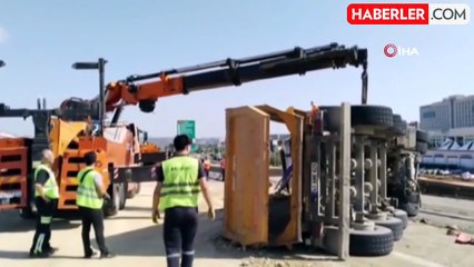 Sultanbeyli'de hafriyat yüklü kamyon devrildi: 1 yaralı