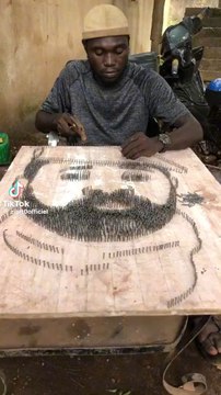 Un artiste crée un portrait du chef de la Transition malienne Assimi Goïta en utilisant uniquement des clous La vidéo est devenue virale sur les réseaux sociaux .