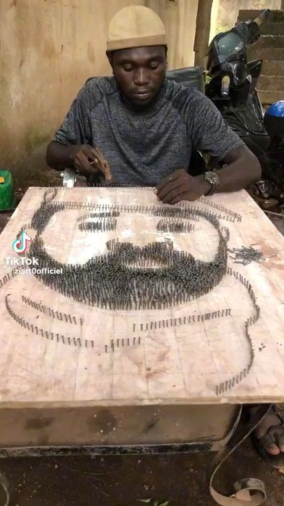  Un artiste crée un portrait du chef de la Transition malienne Assimi Goïta en utilisant uniquement des clous La vidéo est devenue virale sur les réseaux sociaux .