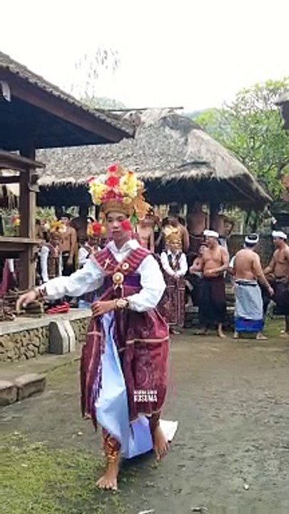 Upacara Adat Desa Tenganan Dauh Tukad Karangasem Bali...  #Tenganan #DesaTenganan #TengananDauhTukad #Karangasem #Bali #UpacaraAdatBali #UpacaraAdat #BaliMula #BaliAga #BaliAsli #UpacaraAbuang #UpacaraMeteruna #UpacaraAkilBalik