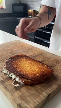 Steak Frites Toastie Started with a base of a mozzarella toastie then added_ • Homemade bernaise •...ade shoe-string fries • Some flaky salt • More bernaise #fyp #food #foodtiktok #Foodie #sandwich #steak #fries #chef