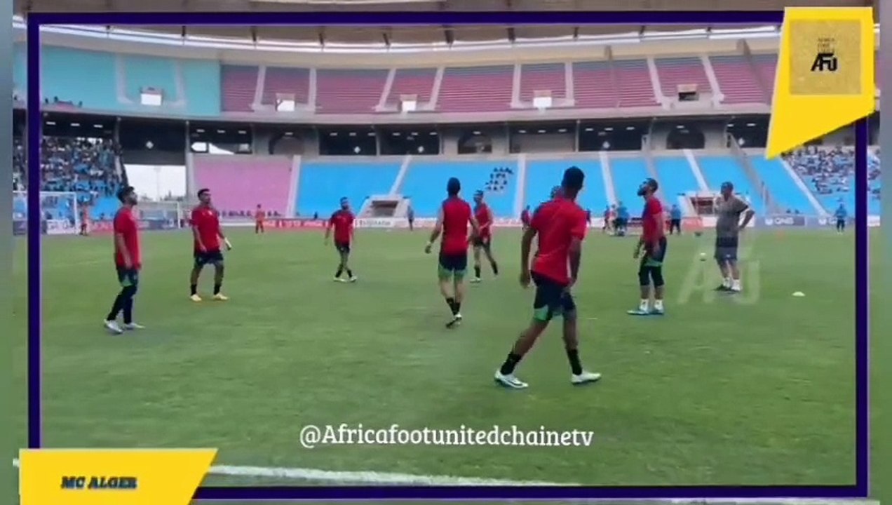 #LDCCAF  : Les joueurs du #MCALGER  à l'échauffement ⚽