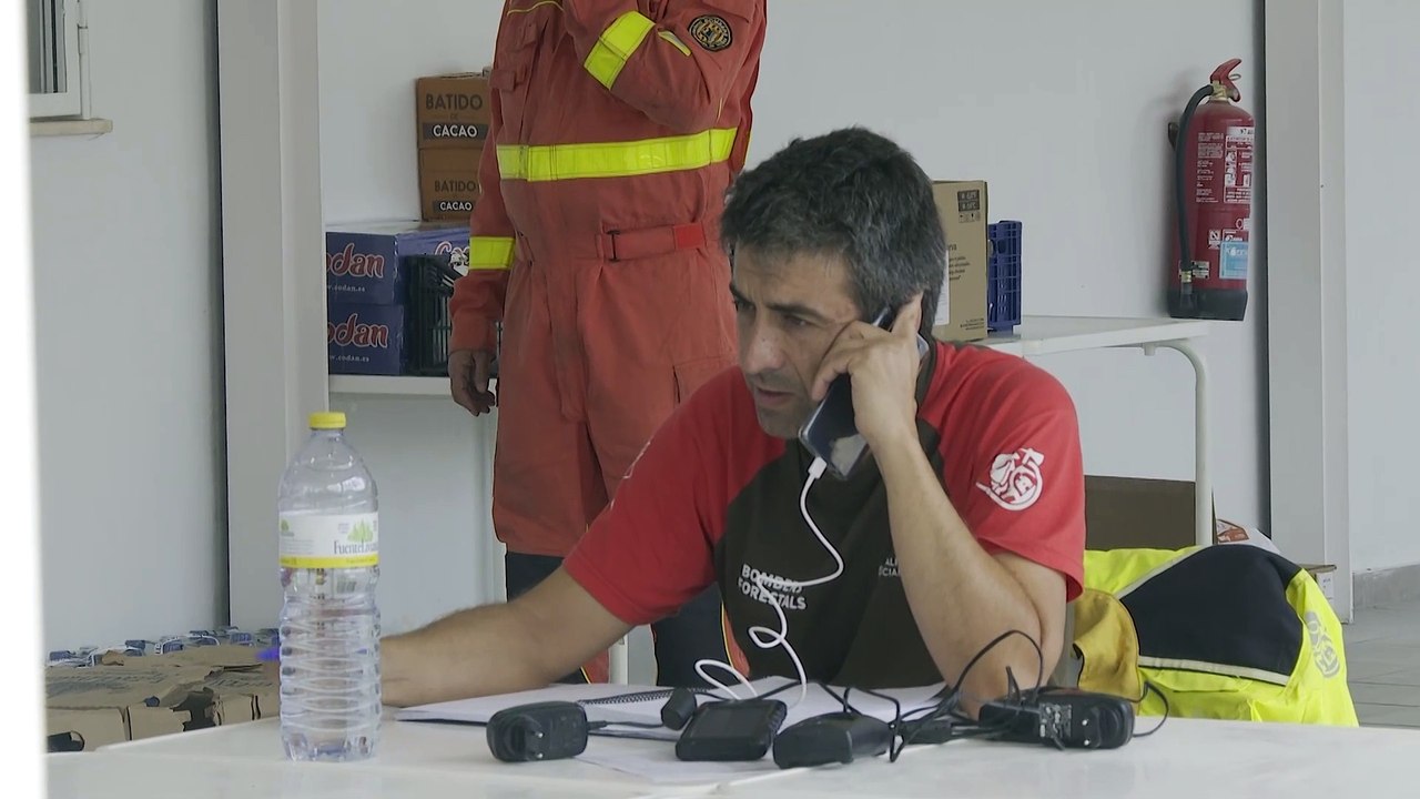 El incendio de Simat se extiende a Barxeta y alcanza una isla de vegetación rodeada de cultivos