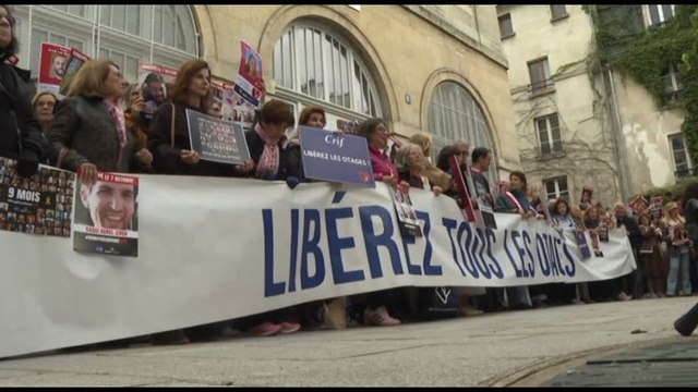 La manifestazione a Parigi per chiedere liberazione ostaggi Hamas