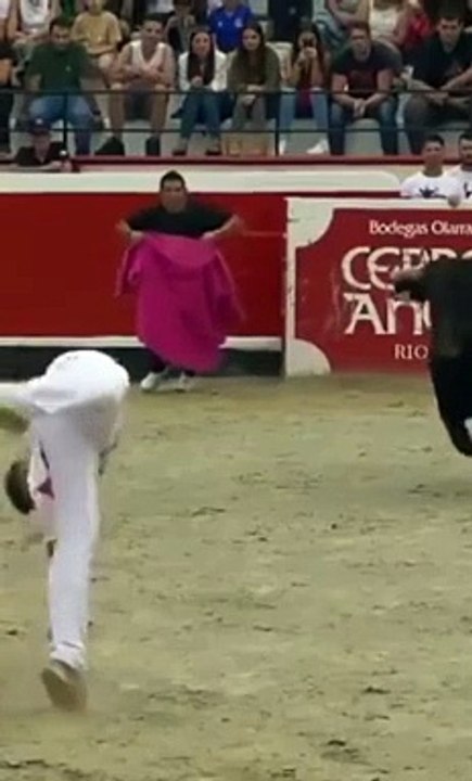 Il adore relever des défis, comme sauter par-dessus un taureau !