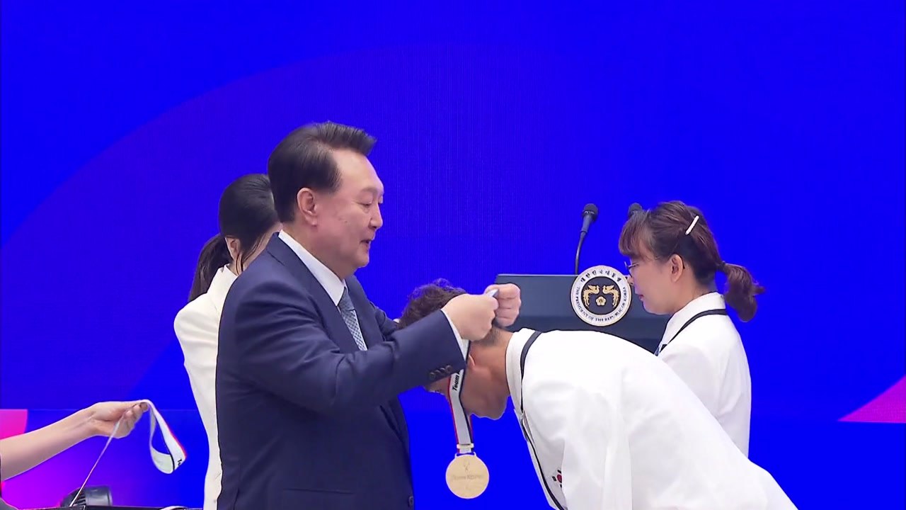 윤, 패럴림픽 선수 격려 오찬..."땀방울이 바로 금메달" / YTN