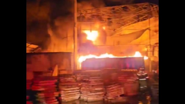 인천 합성수지 재활용 공장서 큰불...다친 사람 없어 / YTN