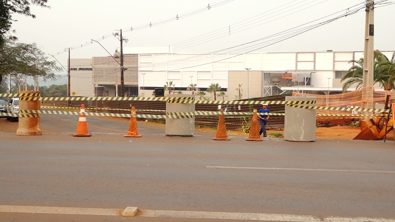 Trecho da rua Jacarezinho ficará fechado para obras por pelo menos 30 dias Novo asfalto será feito entre a Avenida Brasil e a rua José do Patrocínio